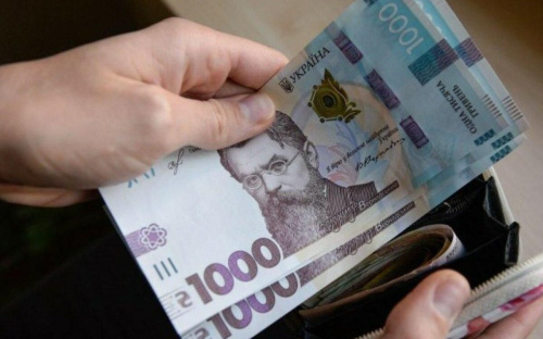 Чи можна зняти “тисячу Зеленського” готівкою або перевести на іншу карту
