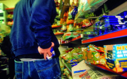У Кам'янському районі затримали юнака, який щодня обкрадав магазин