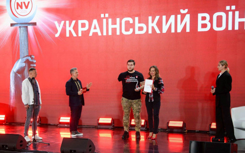 Захисник Маріуполя став №1 у списку «100 людей NV» та отримав нагороду від Метінвесту