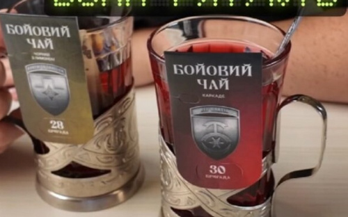 В українських поїздах пасажирам пропонують “бойовий чай”: що відомо про ініціативу Укрзалізниці