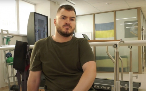 Повернення з нуля: важкопоранений боєць із Дніпропетровщини відновлюється після 35 операцій і створює бізнес для маломобільних