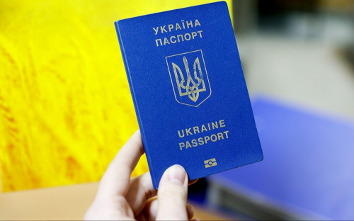 Прострочений паспорт 2025: чи дійсний він під час воєнного стану - відповідь уряду