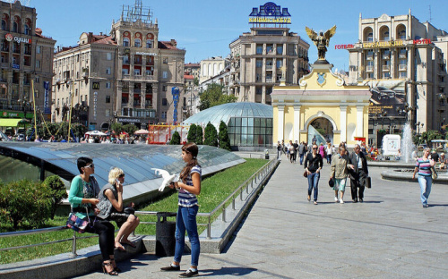 Третина молодих українців виїхала б жити за кордон, якби мала таку можливість  - опитування