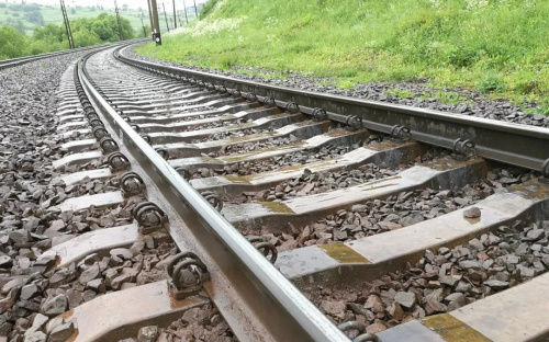У Кам'янському районі потяг збив чоловіка, який переповзав колію