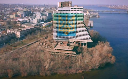 Легендарний готель «Парус» у Дніпрі «зіграв» у новому американському хорорі: як це сталося