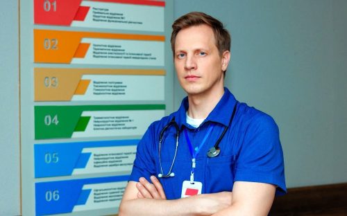 Відомий актор з Кам'янського району Валентин Томусяк повернувся на екрани у новому українському серіалі «Лікарі»!