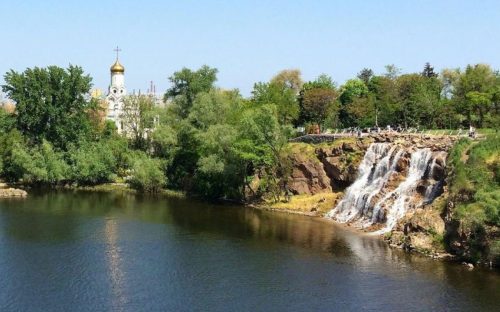 Вихідні у Дніпрі: на Монастирському острові запрацював унікальний штучний водоспад «Поріг Ревучий»