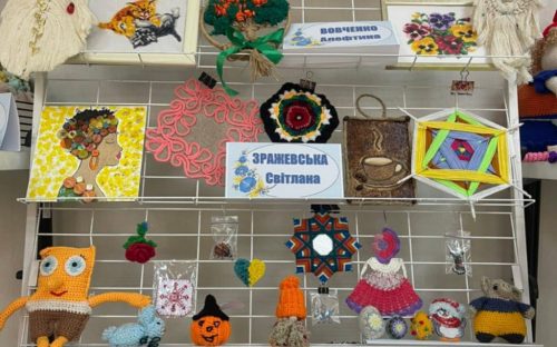 У Кам’янському Центрі підтримки ВПО «СЕЛИДОВЕ.UA» відкрилася тепла виставка рукоділля майстринь - подробиці
