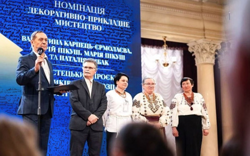 Майстри Петриківського розпису з Дніпропетровщини отримали національну премію імені Тараса Шевченка - подробиці
