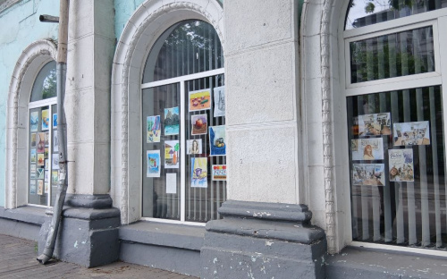 Мистецтво на вікнах: у Кам’янському центральна бібліотека перетворила проспект на художню галерею