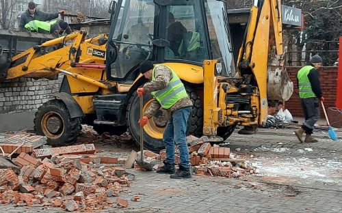 У Кам'янському почали демонтаж незаконних споруд: чиє майно наступне