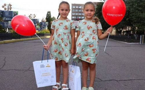 Перший дзвоник з подарунком від Метінвесту - понад півтори тисячі першачків отримали яскраві набори канцелярського приладдя