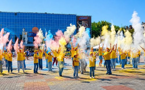 «Кілометри Незалежності»: у Кам’янському на майдані Калнишевського пройшов масштабний патріотичний флешмоб
