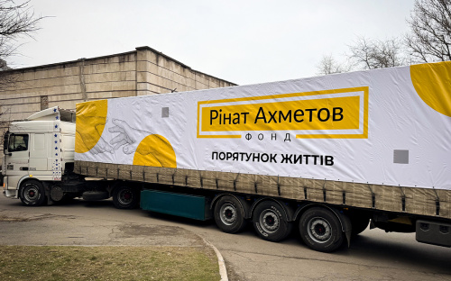 Фонд Ріната Ахметова передав тисячу продуктових наборів для переселенців у Кам‘янському