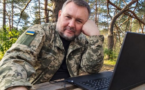 «Воюю пером»: відомий письменник з Кам’янського району продовжує писати для дітей навіть на службі у ЗСУ