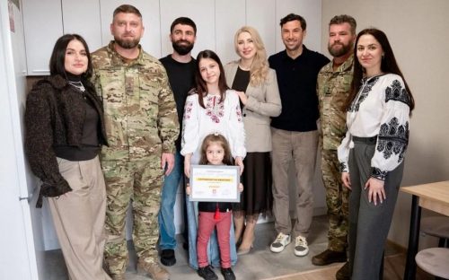 Оборонець Маріуполя, азовець Афендіков, після повернення з полону отримав квартиру від Ріната Ахметова