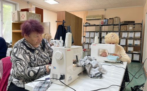 Переселенки з Селидового перетворили шиття на допомогу українським воїнам