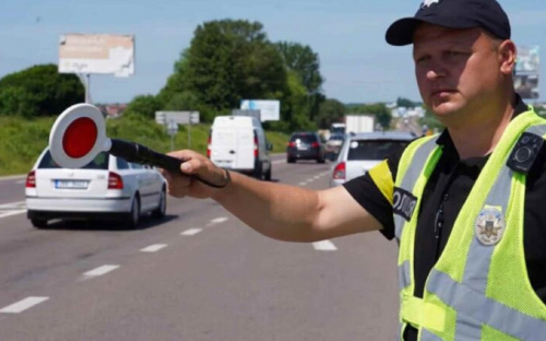 Вікові обмеження для українських водіїв: хто не може сідати за кермо
