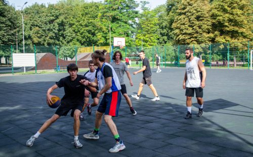 У Камʼянському до Дня Незалежності України провели турнір зі стрітболу - хто став переможцем
