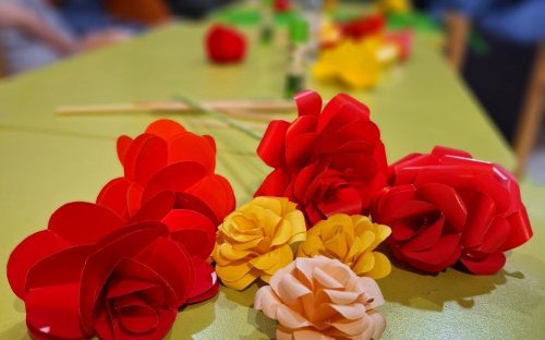 Квіти як терапія: у Кам’янському для маріупольців провели тиждень творчих майстер-класів