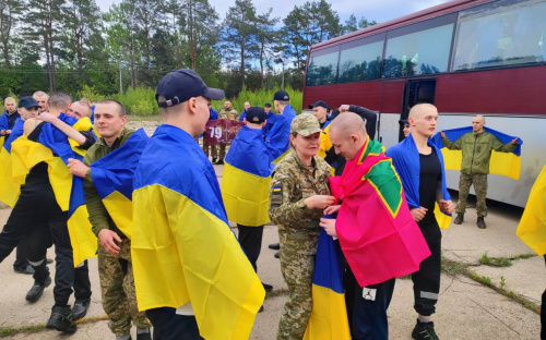 Сьогодні на Дніпропетровщину з полону за обміном повернулись 18 захисників - ВІДЕО