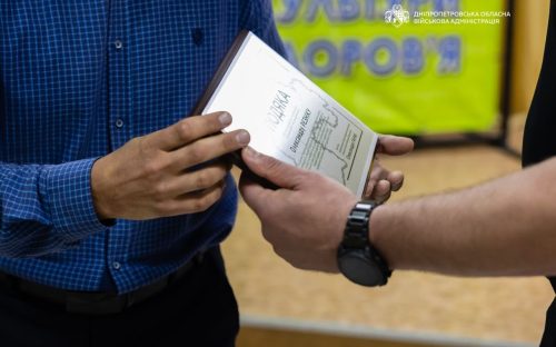 Працювали під обстрілами: у Кам’янському нагородили фахівців, які відновлювали водогін для громад області