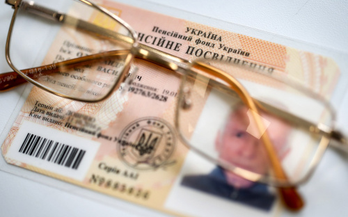 Безкоштовний проїзд у громадському транспорті та звільнення від земельного податку: які пільги дає пенсійне посвідчення в Україні