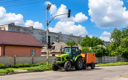 Єдність у дії: у Кам’янському районі спецтехніка релокованої громади допомагає прибирати Жовті Води