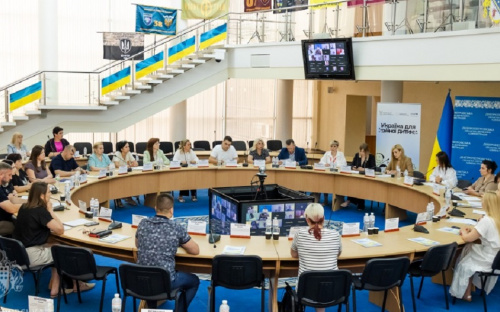 На Дніпропетровщині обговорили успіхи розвитку сімейних форм виховання 