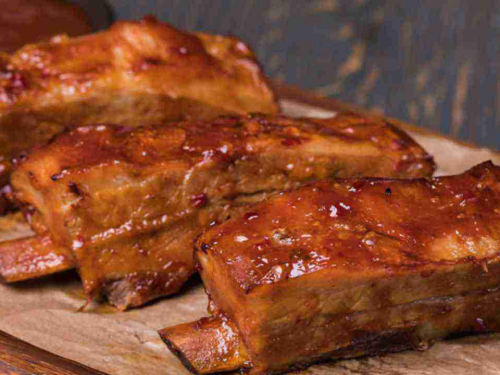 Спробуйте соковиті тушковані свинячі ребра в пиві з цибулею — зимова страва, що зігріває до кісток