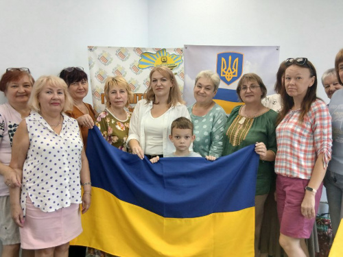 Смачним пирогом у Кам’янському переселенці з Авдіївки відсвяткували День Незалежності - подробиці