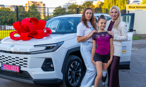 Рінат Ахметов подарував автомобіль юній гімнастці Олександрі Паскаль