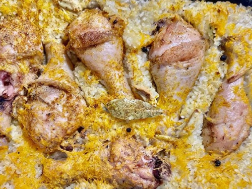 Ситна вечеря без зайвого клопоту: рис із курячими гомілками в рукаві