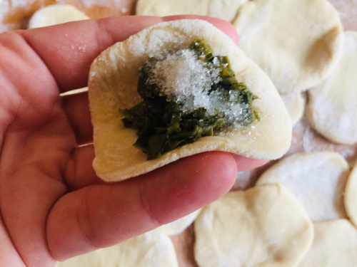 Приготуйте вареники зі щавлем — кислинковий смак квітня в кожному шматочку