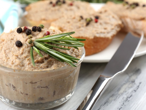 Спробуйте ніжний курячий паштет з вершковим маслом і коньяком — ідеальна закуска для бутербродів