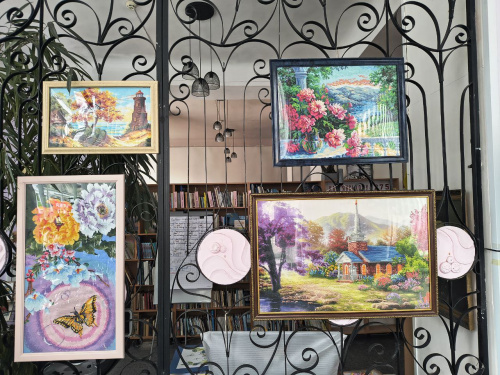 Мистецтво, що торкається серця: у Кам’янському бібліотека на Шевченка запрошує на виставку бісерної вишивки