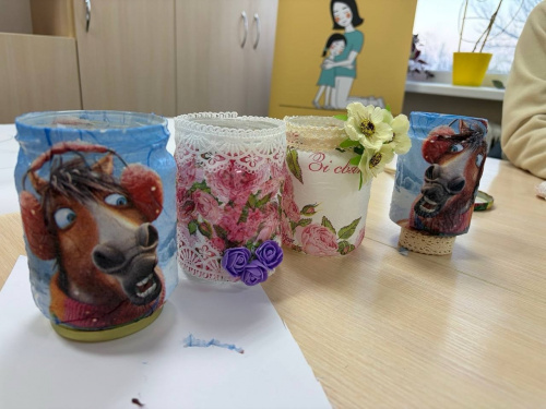 «Тиха магія» у Кам’янському: як арт-терапія допомагає переселенцям знайти внутрішній спокій