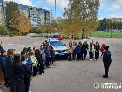 У Кам’янському поліцейські напередодні канікул нагадали ліцеїстам про безпеку на дорозі