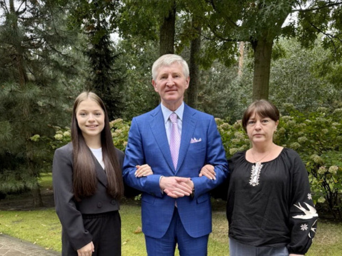 Рінат Ахметов подарував квартиру юній марафонці, яка постраждала у Краматорську