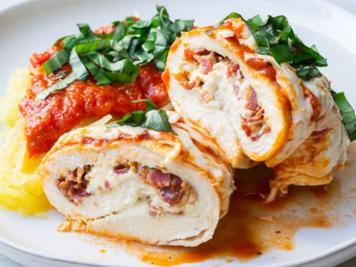 Приготуйте курячі рулетики з беконом і сиром — хрустка страва, яка зникає зі стола першою