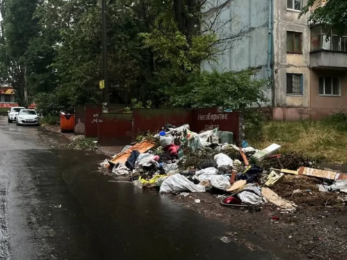 Купа сміття у Кам’янському на вулиці Михайла Грушевського