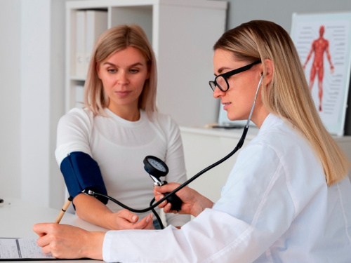 Скринінг здоров’я 40+: як зареєструватися в програмі та отримати гроші на обстеження