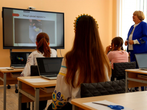 У Кам'янському районі відкрили сучасний цифровий центр для ліцеїстів