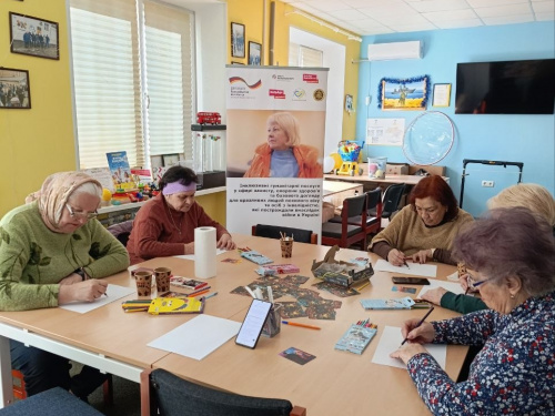 Через мистецтво до себе: у Кам’янському жінки поважного віку вчилися цінувати власний шлях