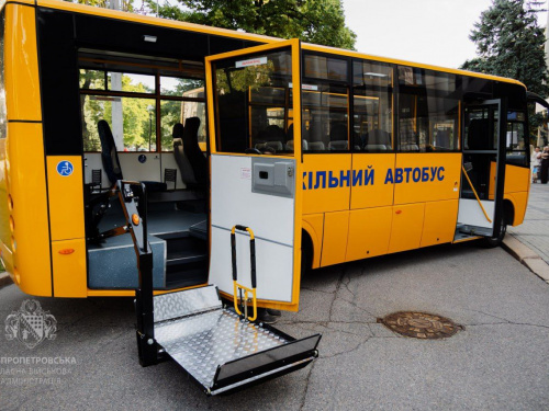 Навчальні заклади віддалених населених пунктів Дніпропетровщини отримали сучасні шкільні автобуси