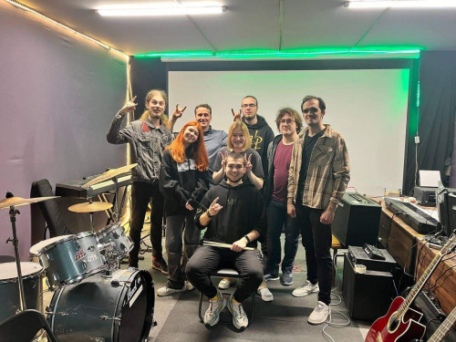 Музика об'єднує: переселенці з Авдіївки відкрили рок-школу в Кам'янському