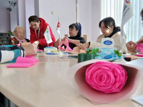 Троянди як терапія: кам’янчани створювали квітку з паперу для боротьби зі стресом
