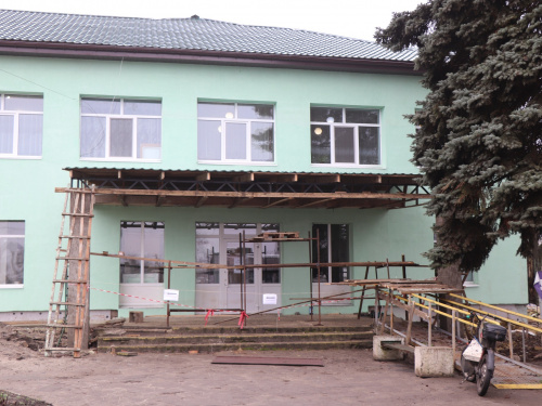 Модернізація П’ятихатської лікарні: у поліклініці утеплили фасад і облаштовують пандус
