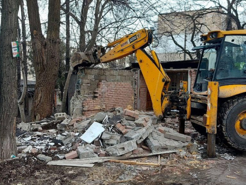 У Кам'янському продовжують демонтувати незаконні споруди - фотозвіт