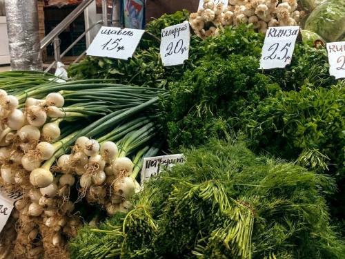 В Кам'янському на ринку подешевшали огірки та помідори: обзор цін на овочі та фрукти